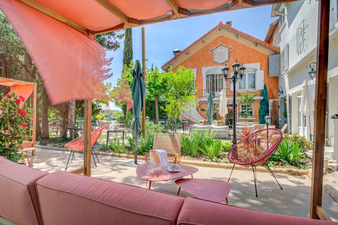 Logis Hotel Le Blason De Provence Monteux Exterior photo